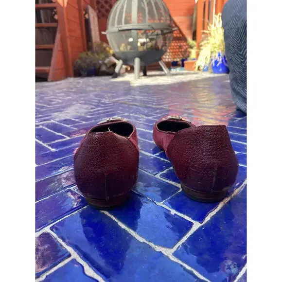 Gucci Women's Burgundy Suede Flats with gold Buckle Detail - Picture 8 of 9